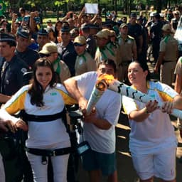 Tetraplégica, Lais Souza conduz tocha de pé e emociona público em SP