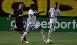 Renato Chaves, ao fundo, só foi titular do Flu uma vez no Brasileiro (Foto: Nelson Perez/Fluminense)