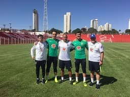 Fernando Prass ao lado de membros da comissão técnica da Seleção (Foto: Divulgação)