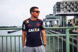 Podolski com a camisa do Flamengo (Divulgação)