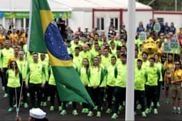 Delegação do Brasil acompanha o hasteamento de bandeira na Vila dos Atletas