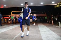 Rodrigo Caio na chegada do Brasil à Brasília (Foto: Divulgação)