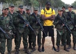 Usain Bolt posa com soldados no Rio de Janeiro