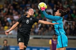 Hope Solo agarra a bola