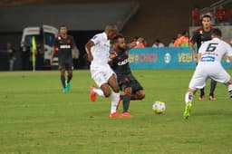 No Primeiro Turno do Brasileirão, Santos e Flamengo empataram em 0 a 0, em jogo acirrado e polêmico