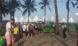 Longa fila se forma no acesso à arena de Copacabana