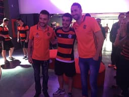 Mancuello e Donatti posaram para fotos com torcedores (Gilvan de Souza / Flamengo)