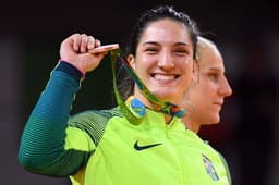 Mayra Aguiar sorri com a medalha de bronze recebida na categoria até 78 kg