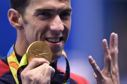 Phelps contando suas medalhas de ouro depois de ganhar mais uma na final dos 200m Medley