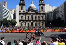 Maratonistas passam pela Candelária, onde está o fogo olímpico. Queniana Jemima Jelagat Sumgong ganhou a prova