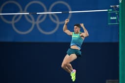 Thiago Braz conseguiu uma vitória emocionante na final do salto com vara, superando o francês Renaud Lavillenie