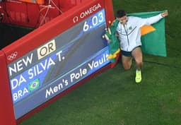 Thiago Braz comemora a inédita medalha de ouro do Brasil no salto com vara