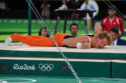 Holandês Epke Zonderland levou tombo e caiu de cara no chão&nbsp;