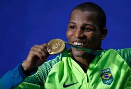 Robson leva ouro inédito no boxe para o Brasil