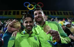 volei de praia final -  alison e bruno medalha