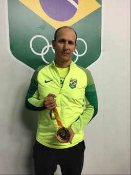 Técnico de Alison e Bruno é presentado com réplica da medalha de ouro