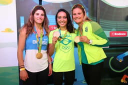 Com medalha de ouro, Martine Grael e Kahena Kunze fazem visita na Casa BRA