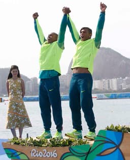 Erlon de Souza (à esquerda) e Isaquias Queiroz festejaram muito a medalha de prata