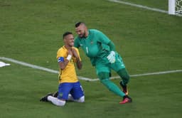 Neymar e Weverton festejam ao fim dos pênaltis: clique e lembre quem já tentou isso e falhou