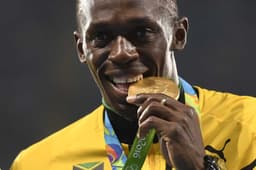 Usain Bolt recebe a medalha de ouro do 4 x 100 m, sua última em Jogos Olímpicos