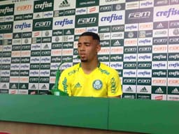 Gabriel Jesus, já com o cabelo e o cavanhaque pretos, deu entrevista nesta terça