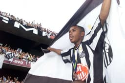 Robinho foi revelado na Vila Belmiro. O craque construiu sua idolatria com três passagens pelo Santos: 2002-2005, 2010 e 2014–2015. Hoje no Atlético-MG, atacante virou opção para 2018. Relembre, a seguir, outros jogadores que jogaram mais de uma vez por um mesmo clube.