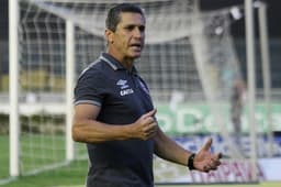 Jorginho não caiu mesmo com o rebaixamento no Brasileiro. Ficou no Vasco, ganhou o Carioca e lidera a Série B