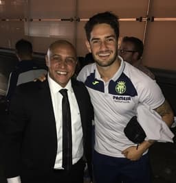 Pato tieta Roberto Carlos após jogo