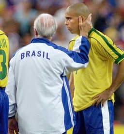 Copa de 1998: Ronaldo Fenômeno sofre uma convulsão na véspera da final. Joga mesmo assim e Brasil perde para a França por 3 a 0