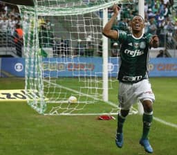 O Palmeiras goleou o Atlético PR para terminar a 1ª rodada na liderança