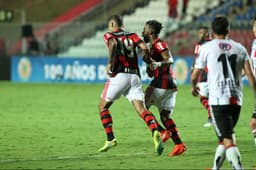 Alan Patrick e Fernandinho - Flamengo x Palestino