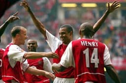 1) Ídolo do Arsenal, Gilberto Silva ficou no clube entre 2002 e 2008 e conquistou cinco títulos