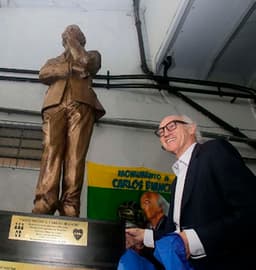 O recorde de títulos conquistados por um técnico na Copa Libertadores pertence ao argentino Carlos Bianchi. Foram quatro taças, a primeira com o Vélez Sarsfield, em 1994, e outras três com o Boca Juniors, em 2000, 2001 e 2003.