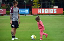 Buffarini brinca com a filha no CT da Barra Funda nesta terça