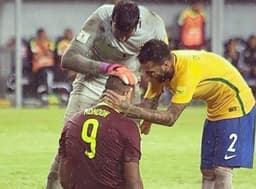 Daniel Alves consola jogador da Venezuela