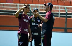 Ricardo Gomes conversa com Rodrigo Caio no Pacaembu