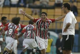 Cicinho comemora um dos gols da goleada de 5 a 1 sobre o Corinthians, no Brasileiro de 2005 no Paca