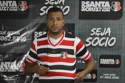 Allan Vieira, lateral do Santa Cruz