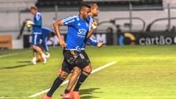 Reinaldo durante treino da Ponte Preta (Foto: Divulgação / Site Oficial da Ponte Preta)