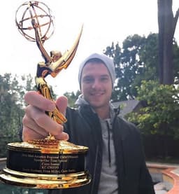 Cairo Santos exibe o troféu do EMMY