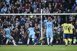 Stekelenburg pega pênalti de Aguero - Manchester City x Everton