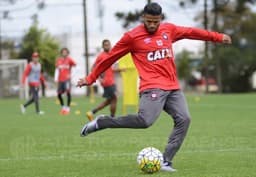 Lateral Léo é um dos destaques do Atlético-PR neste Campeonato Brasileiro