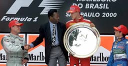 Pelé entrega trofeu de vencedor do GP do Brasil de 2000 para Michael Schumacher