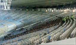 Torcedores do Corinthians retidos no Maracanã (Foto: Igor Siqueira)