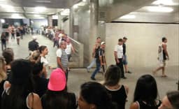 Torcedores do Corinthians deixam o Maracanã após tarde de briga&nbsp;