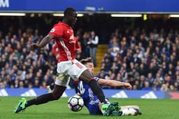 Bailly, com dores no joelho, tem volta indefinida ao Manchester United