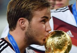 Herói do tetra da Alemanha, Götze beija o troféu da Copa do Mundo de 2014, no Maracanã