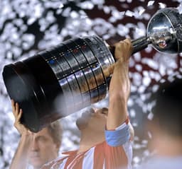 Verón beija o troféu da Copa Libertadores que o Estudiantes ganhou em 2009