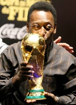 Em evento no Rio de Janeiro em 2010, Pelé beija o troféu da Copa do Mundo