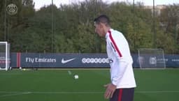 Di María mostra boa pontaria em treino